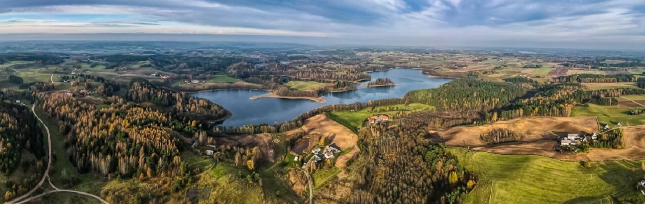 Krajobraz województwa podlaskiego z lasami i jeziorami