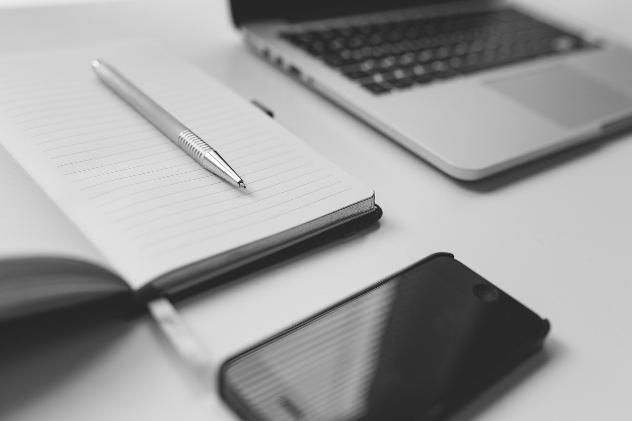 Laptop i notes leżą na biurku