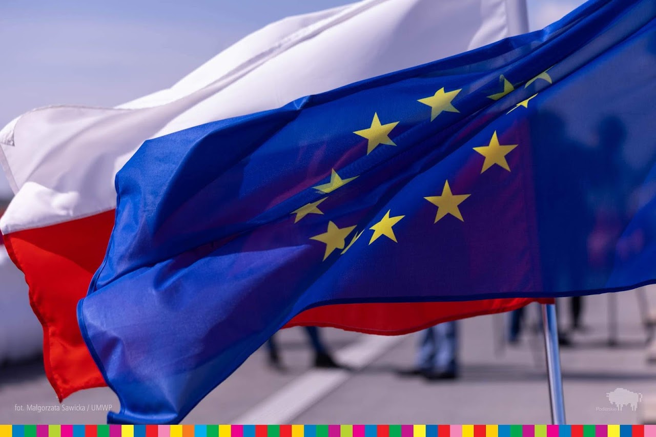 Flaga Unii Europejskiej i flaga Polski