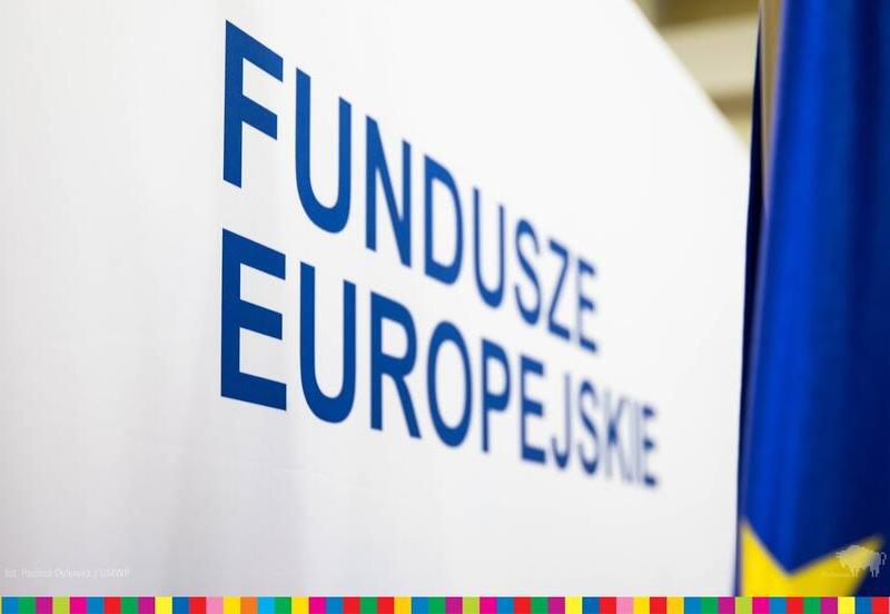 Tablica z napisem Fundusze Europejskie
