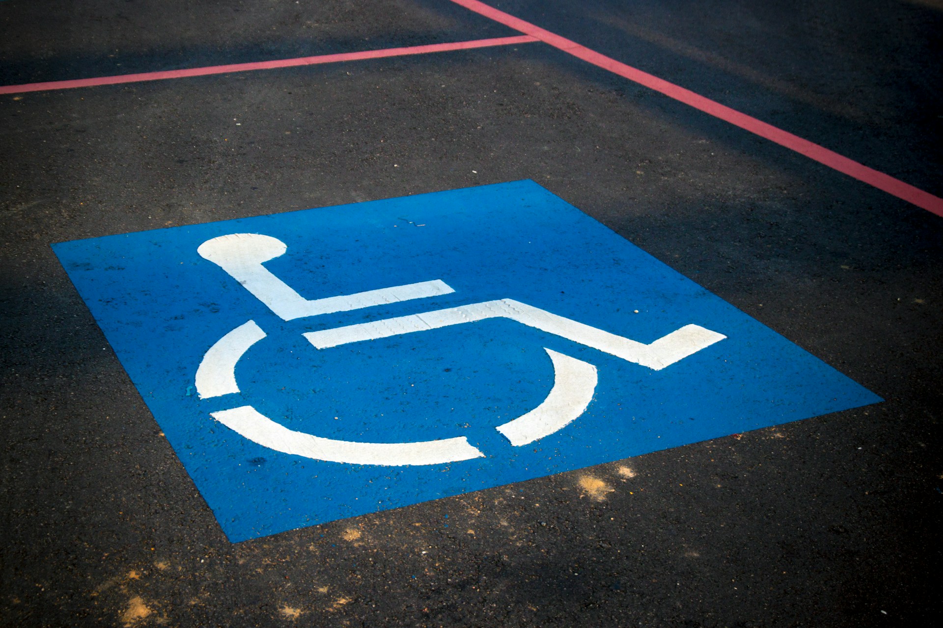 Oznakowany parking dla osób z niepełnosprawnościami