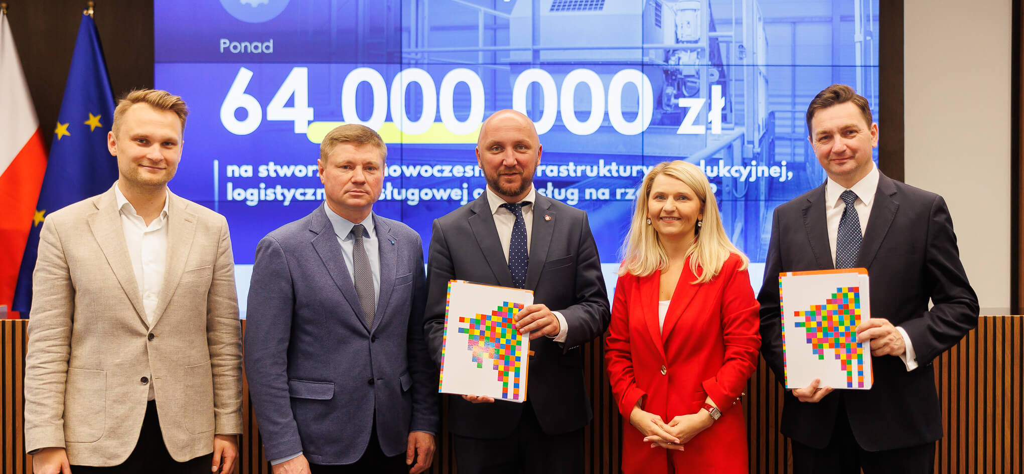 Sygnatariusze umowy pozują do pamiątkowego zdjęcia