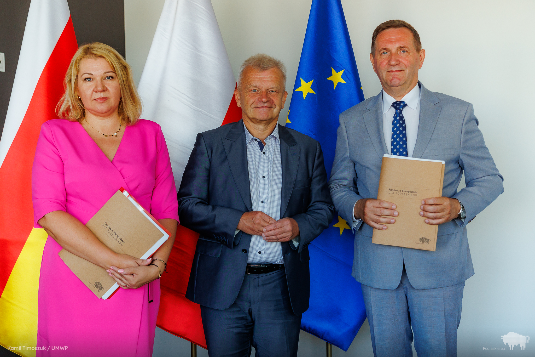 Członek zarządu województwa i przedstawiciele gminy Mały Płock pozują do pamiątkowego zdjęcia