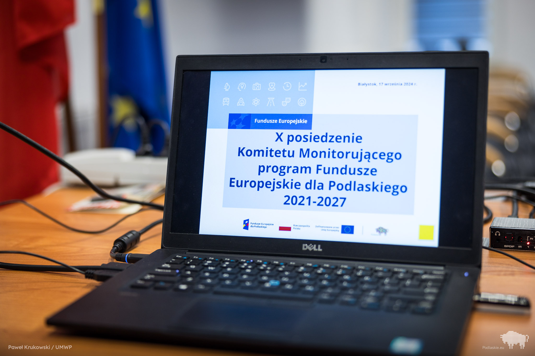 Monitor laptopa z pierwszą stroną prezentacji