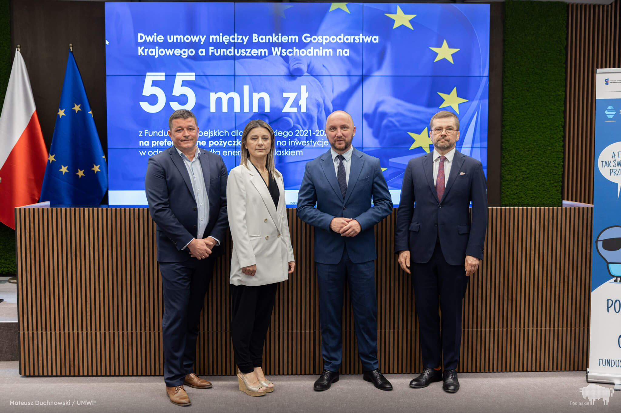 Uczestnicy konferencji prasowej pozują do wspólnego zdjęcia