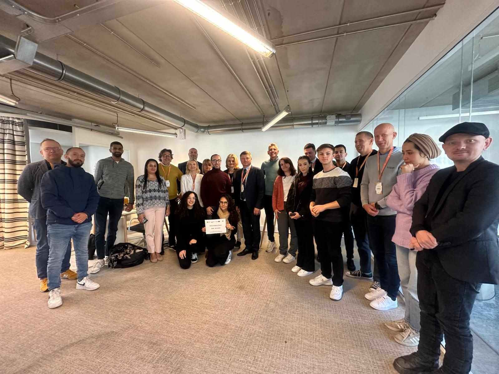 Pamiątkowe zdjęcie uczestników wizyty studyjnej