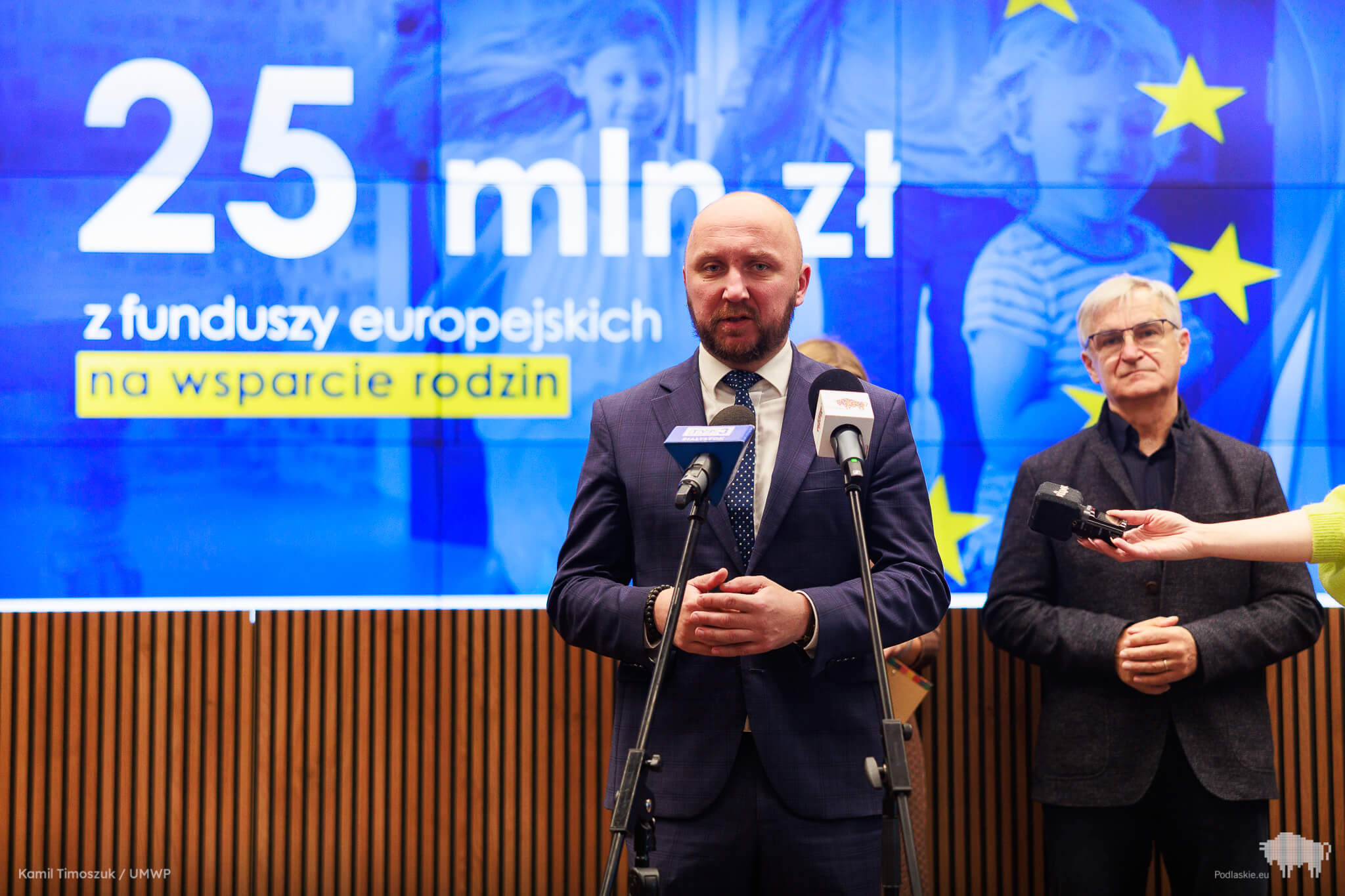 Marszałek Łukasz Prokorym zabiera głos podczas konferencji prasowej
