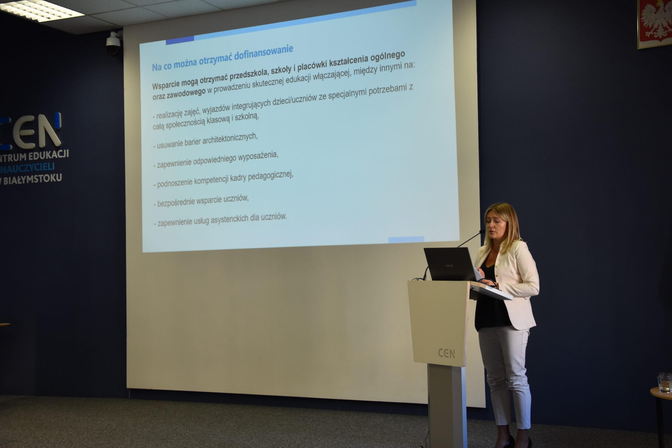 Karolina Perkowska Dyrektor Departamentu Zarzadzania Funduszami i Programami podczas prelekcji