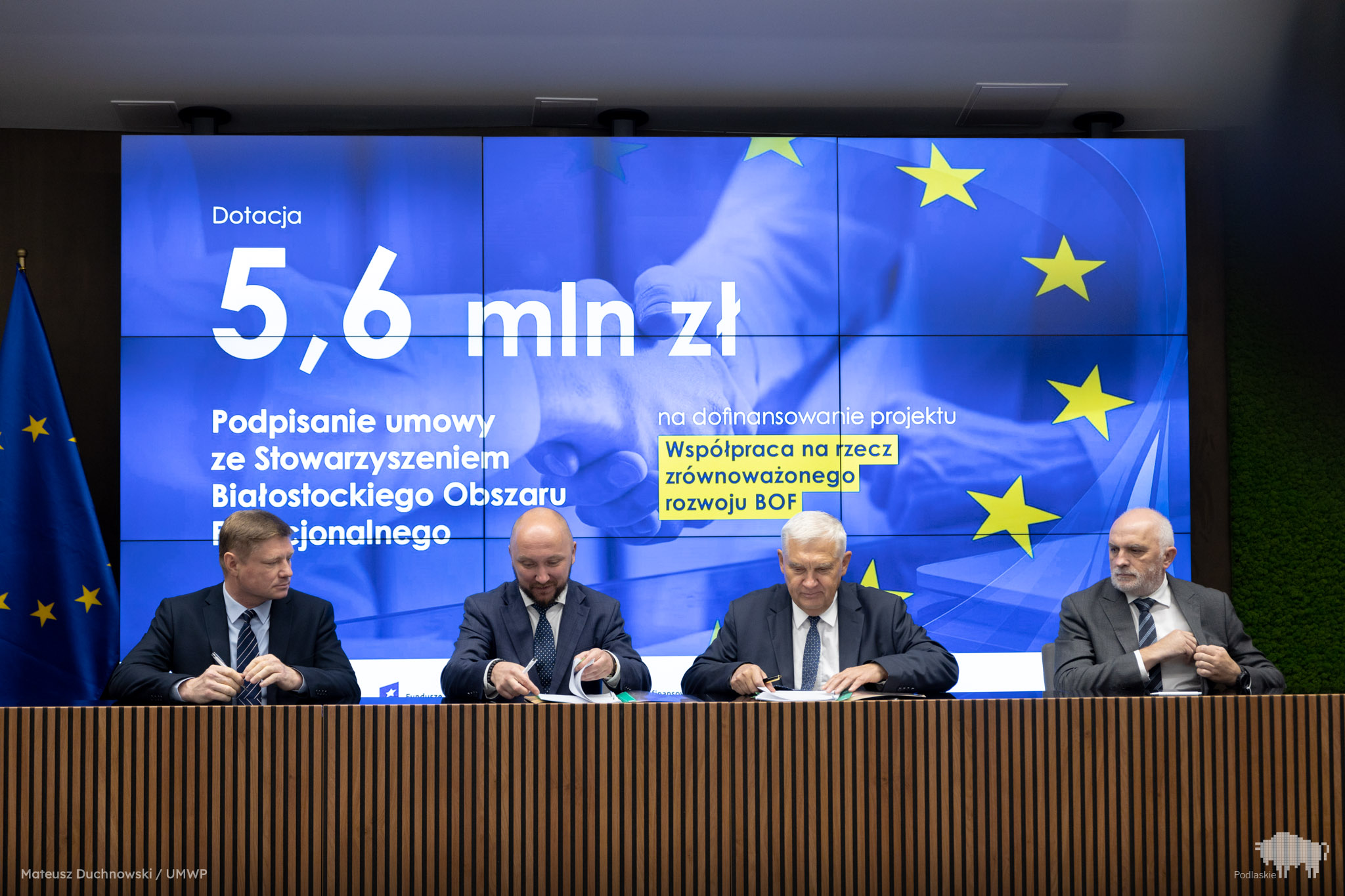Sygnatariusze umowy o dofinansowanie projektu Stowarzyszenia BOF
