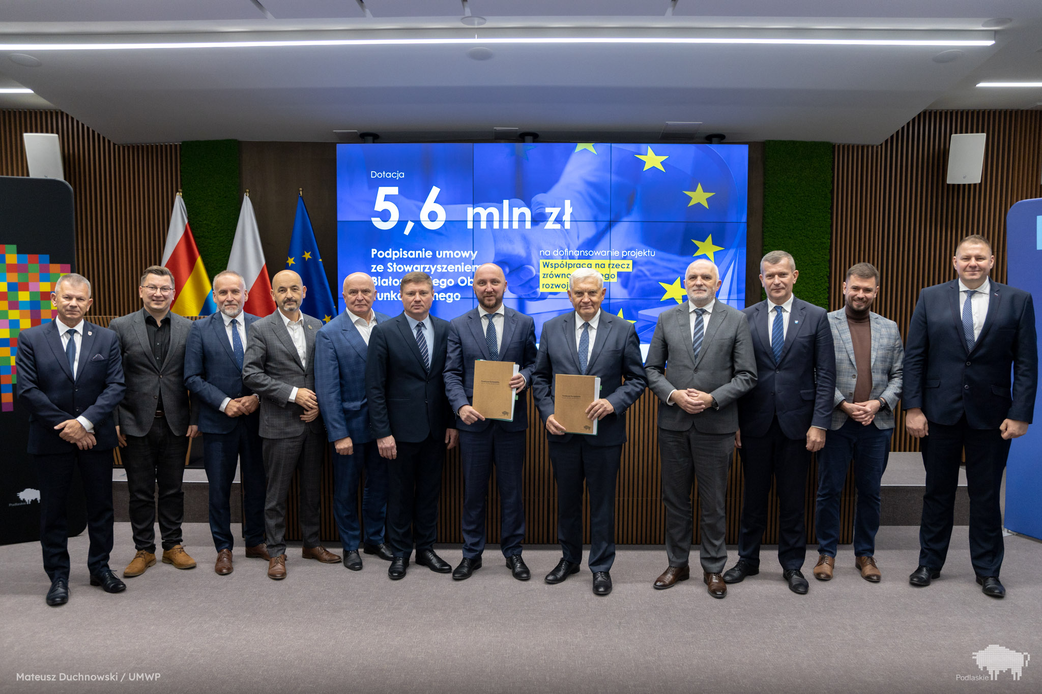 Uczestnicy konferencji pozują do pamiątkowego zdjęcia