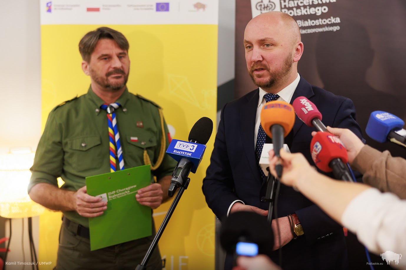 Marszałek Łukasz Prokorym zabiera głos podczas konferencji prasowej