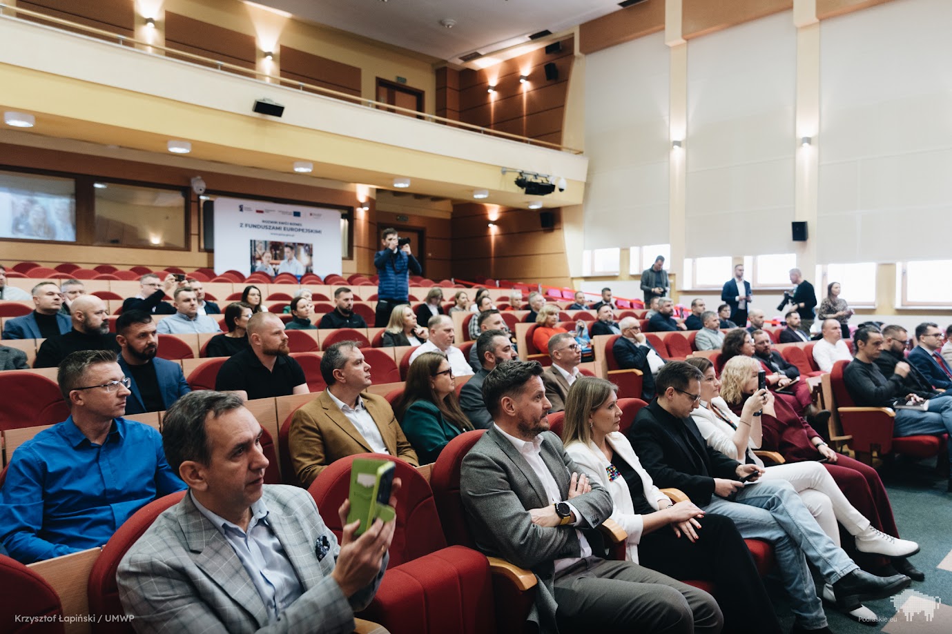 Uczestnicy konferencji siedzą na widowni