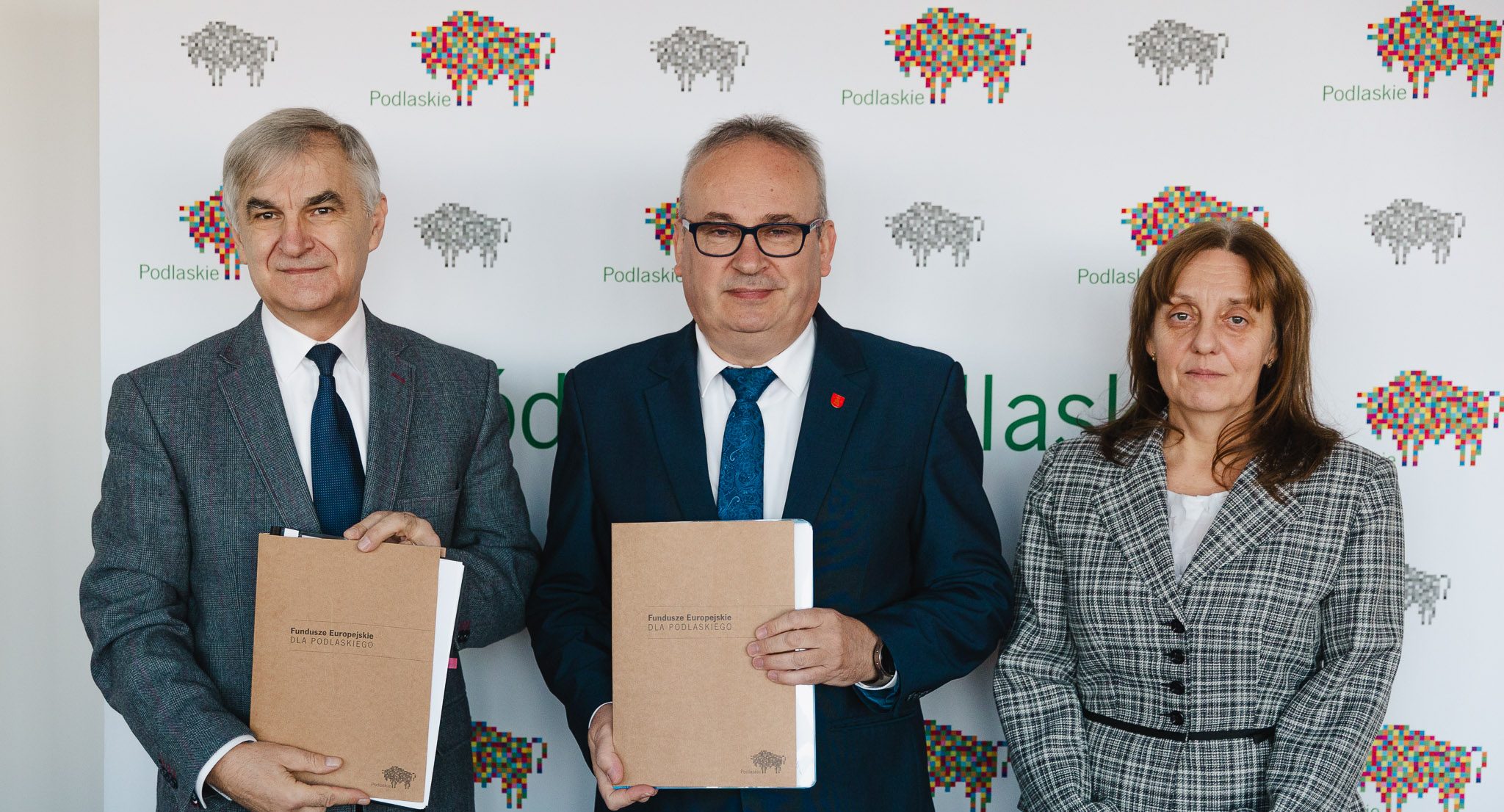 Przedstawiciele województwa i Miasta Augustów podczas podpisania umowy