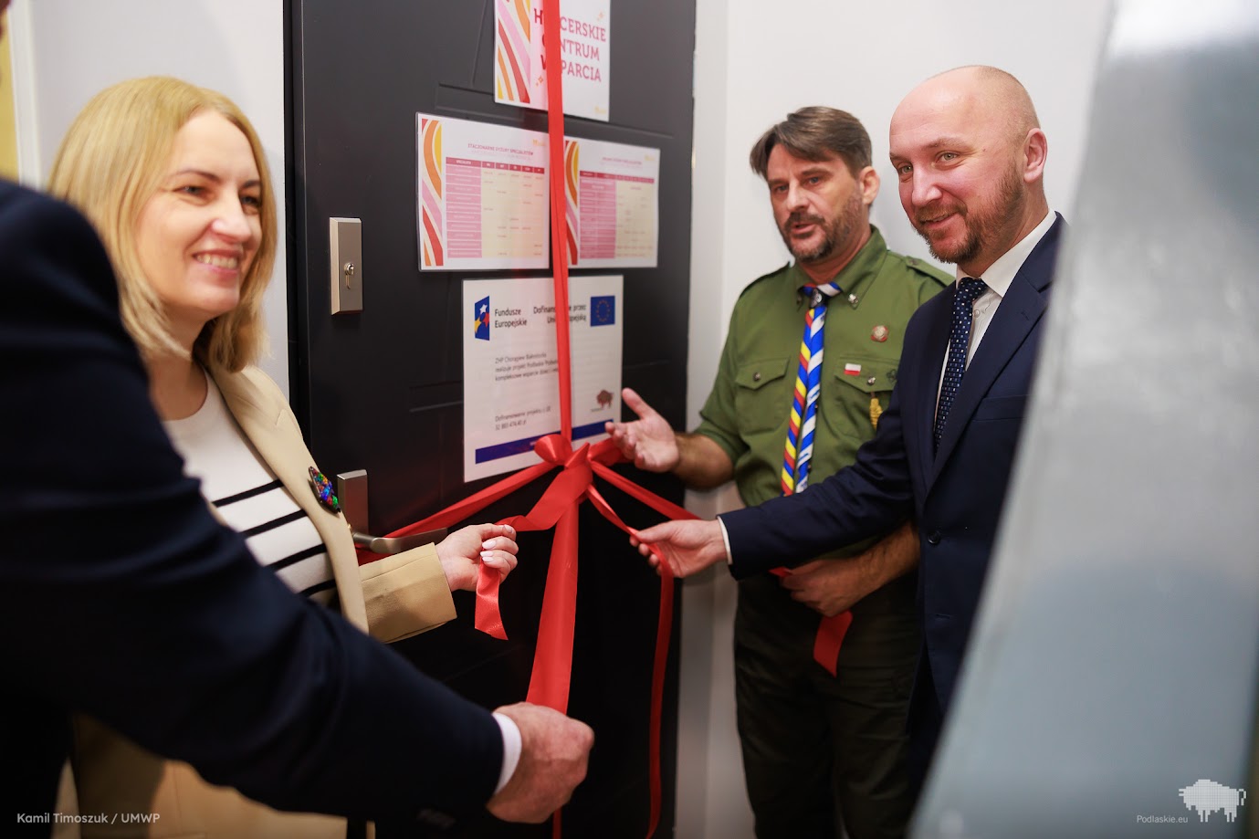 Przedstawiciele samorządu województwa i beneficjenta rozwiązują wstęgę