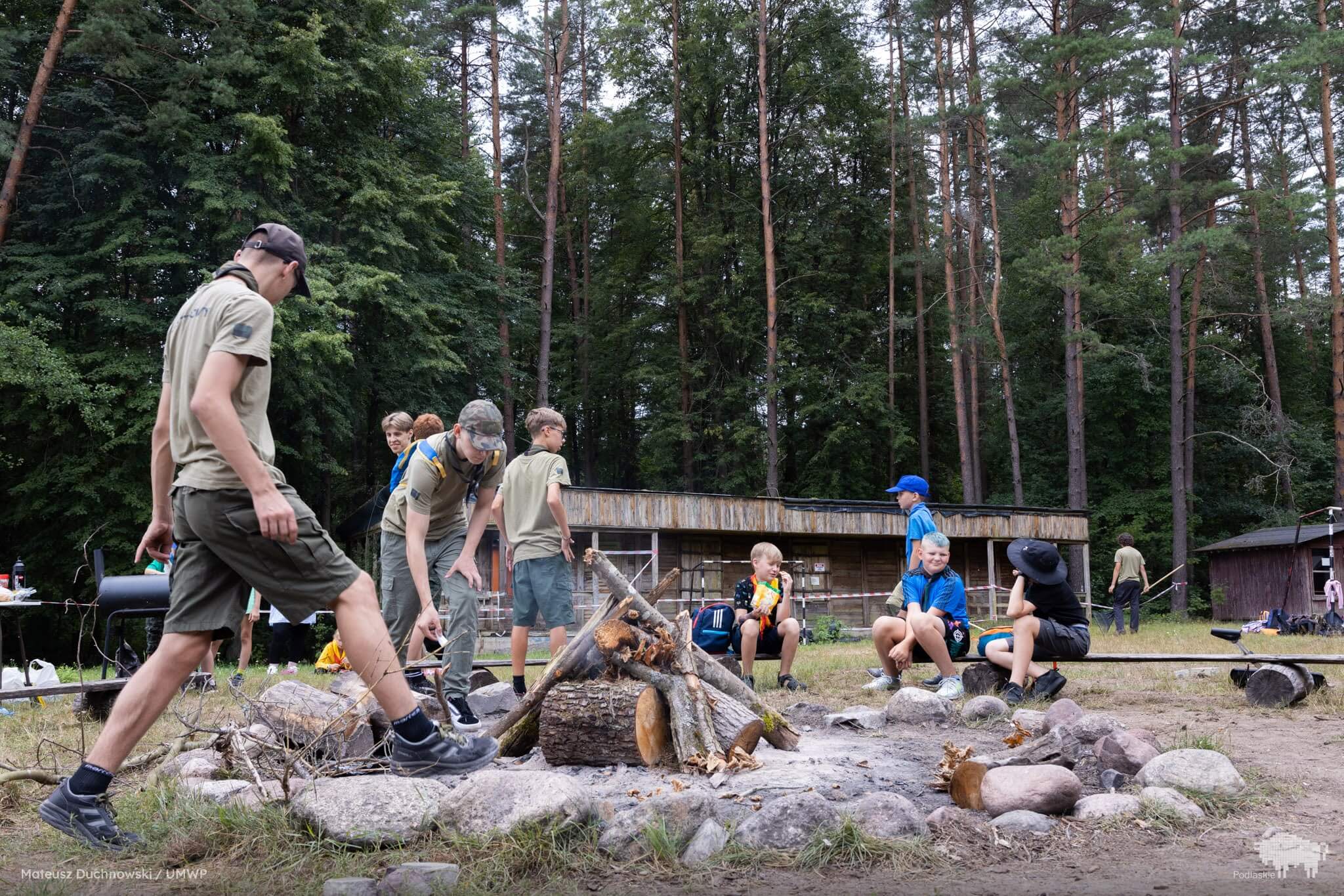 Harcerze przygotowują ognisko