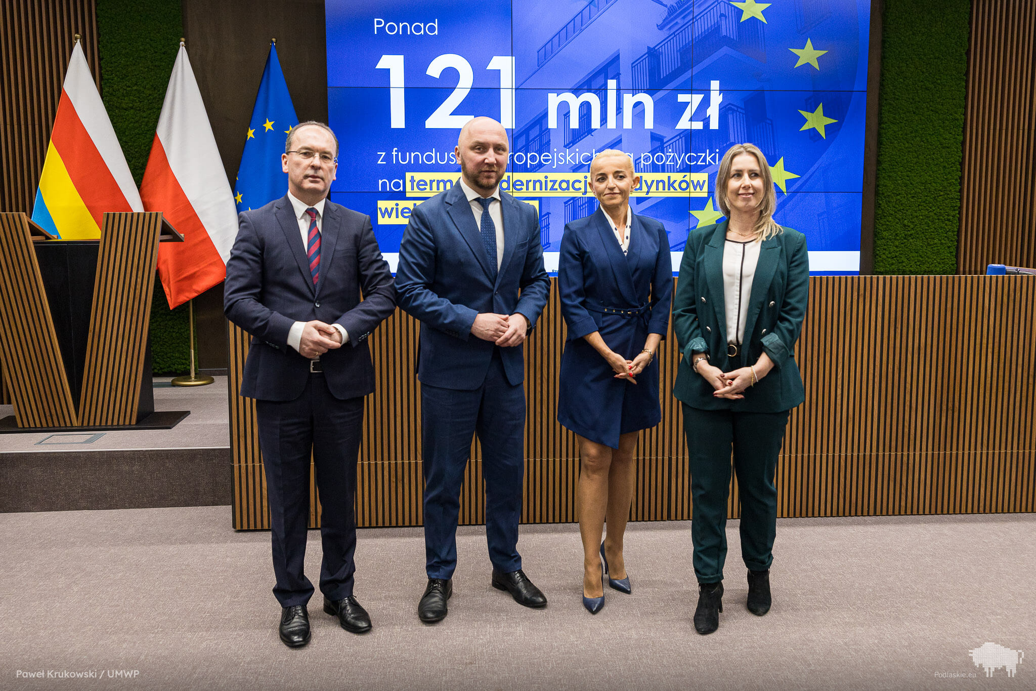 Uczestnicy konferencji prasowej pozują do wspólnego zdjęcia