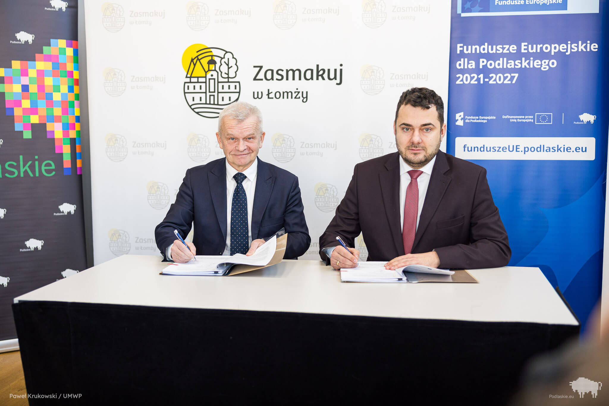 Przedstawiciele samorządu podpisują umowę o dofinansowanie