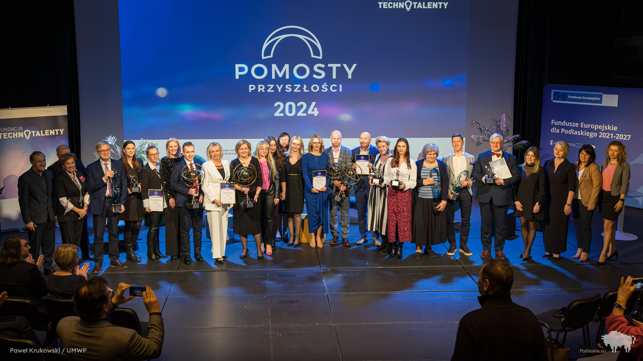 Laureaci i organizatorzy konkursu Pomosty Przyszłości