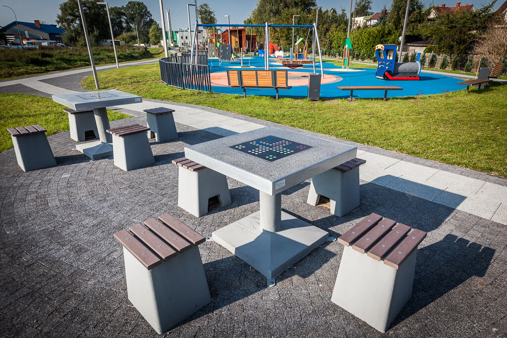 Ławki z widokiem na plac zabaw