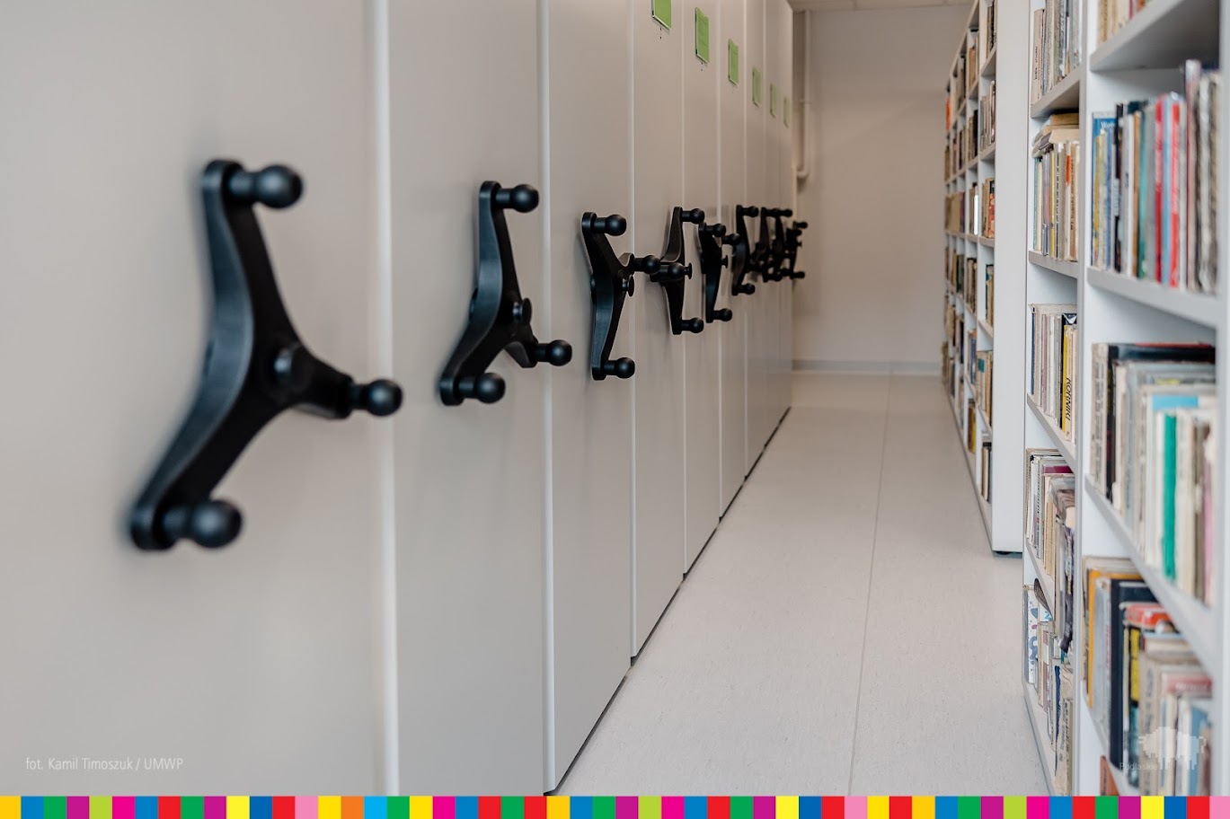 Sala biblioteczna z regałami pełnymi książek