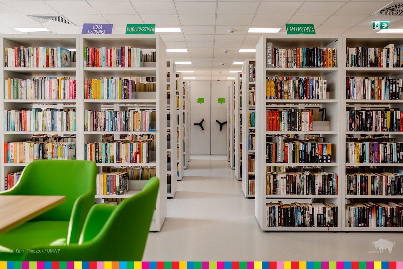 Sala biblioteczna z regałami pełnymi książek