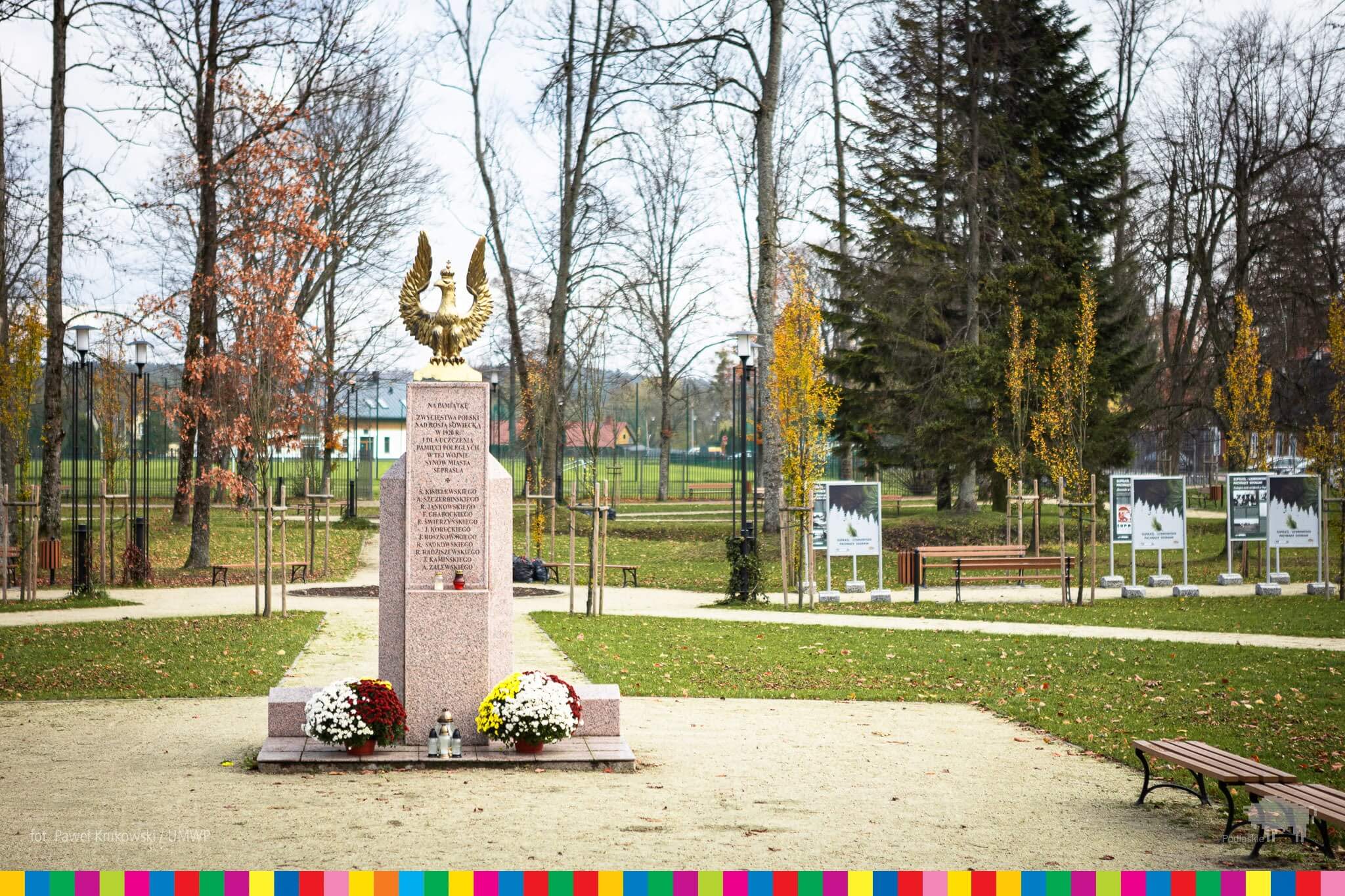 Pomnik Orła Białego w parku