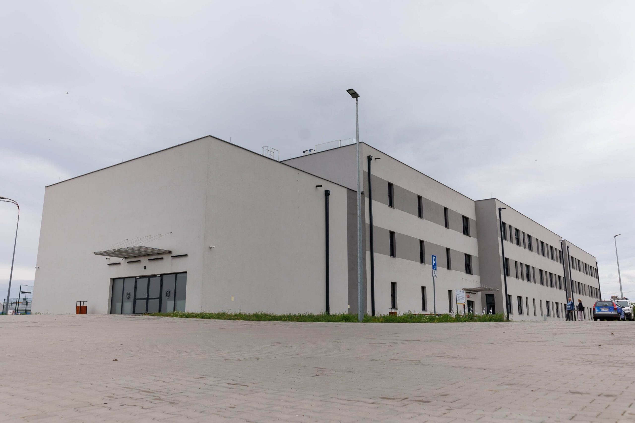 Budynek szkoły z zewnątrz