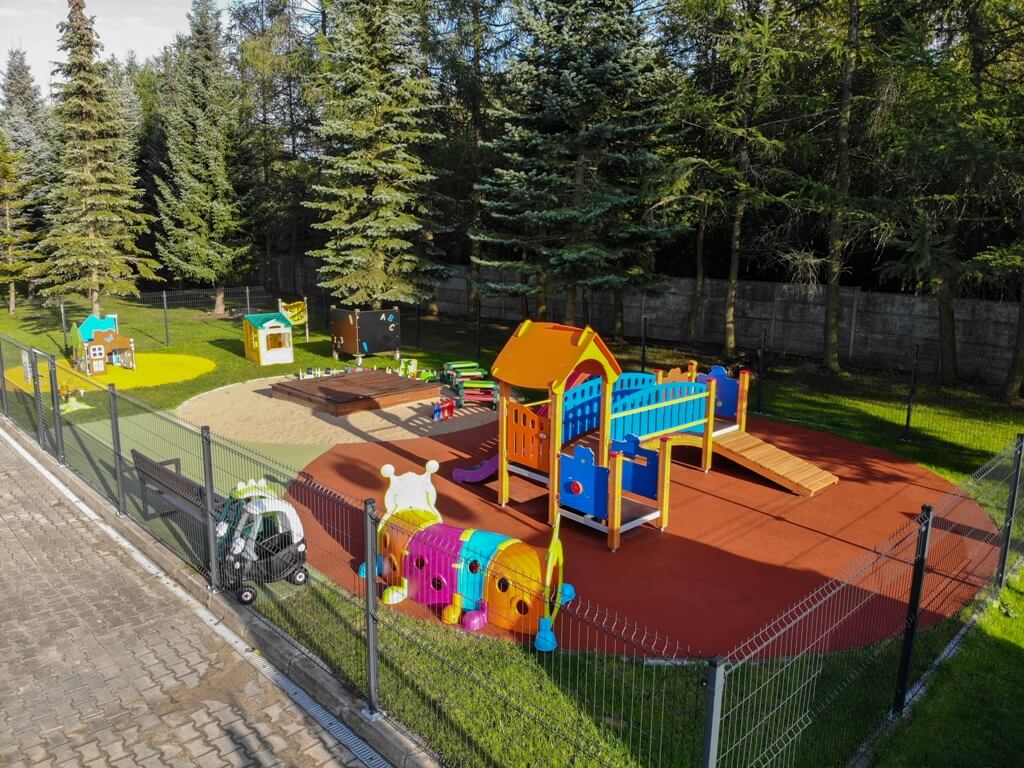 Widok z góry na plac zabaw przy żłobku