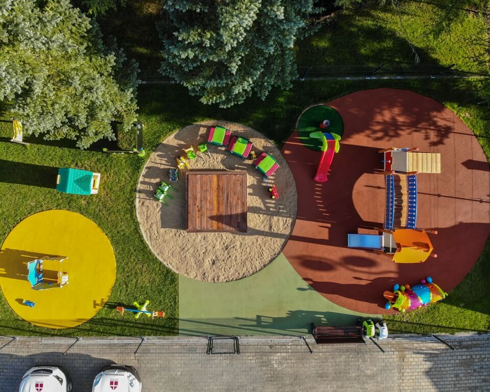 Widok z góry na plac zabaw przy żłobku