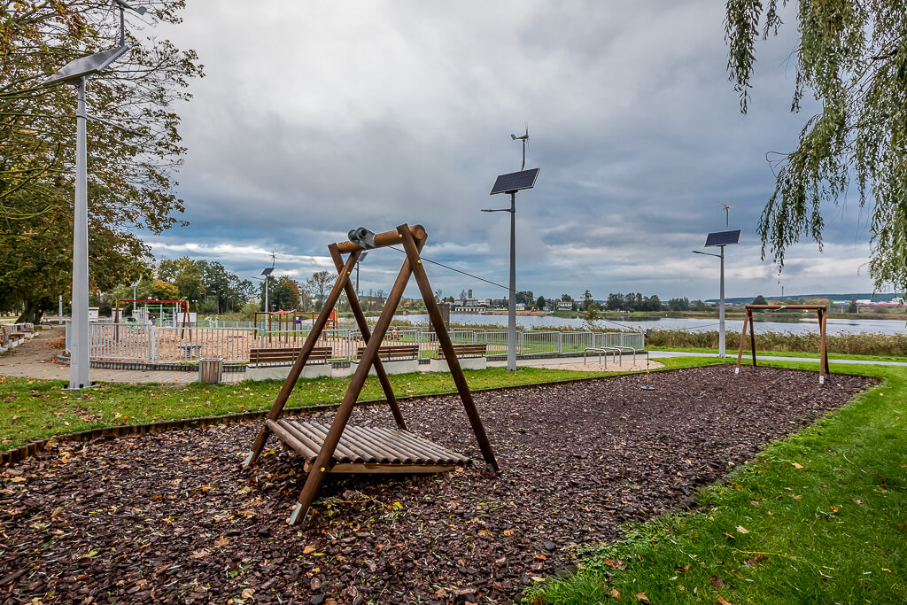 Drewniane urządzenia na placu zabaw