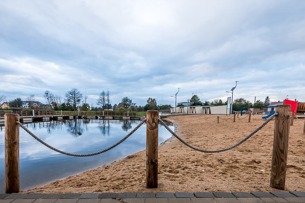 Plaża przy zalewie