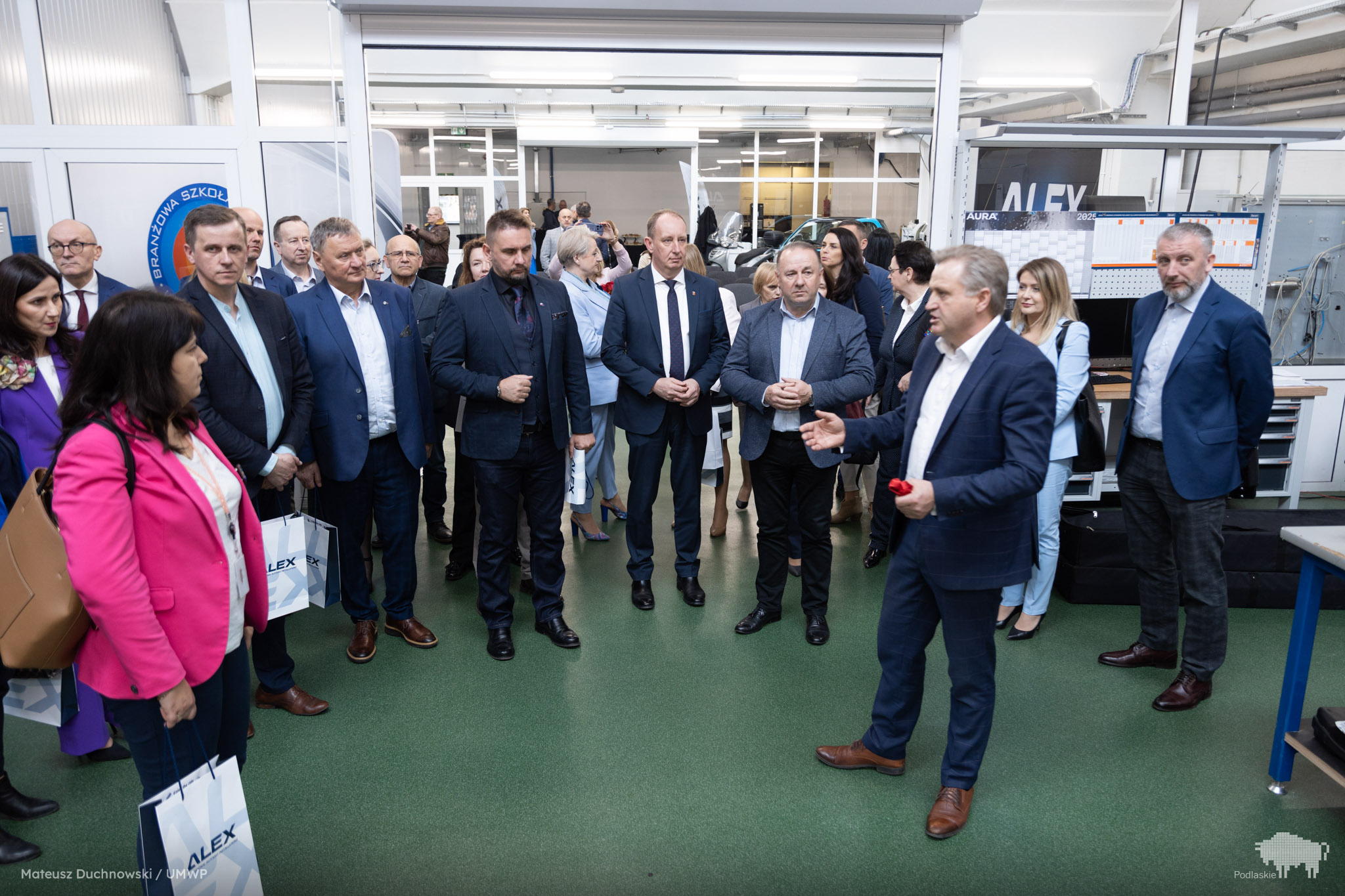 Mężczyzna opowiada coś grupie osób