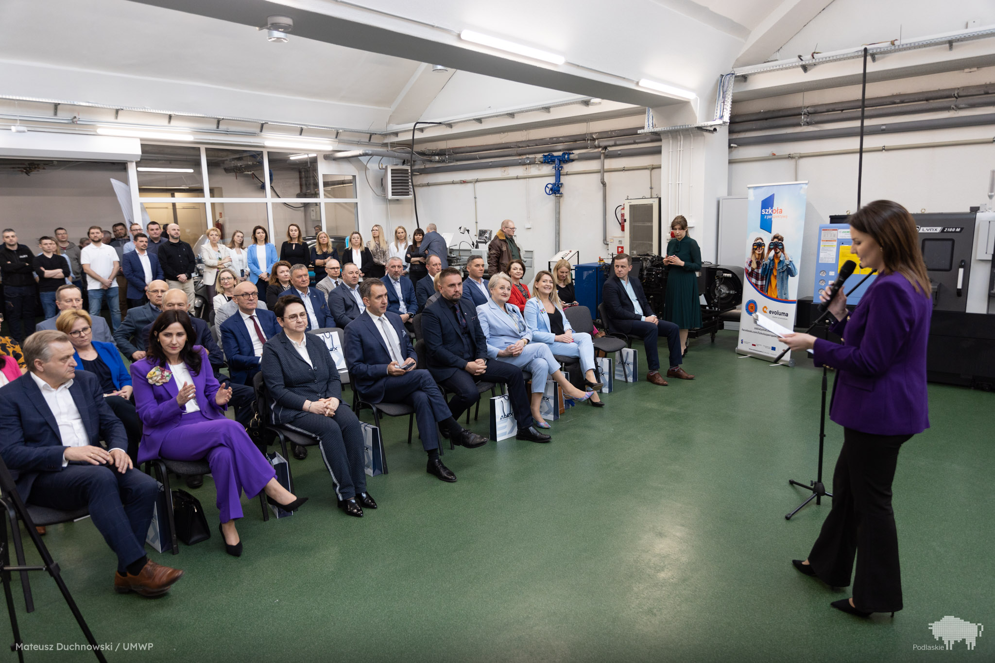 Grupa osób zgromadzona na konferencji
