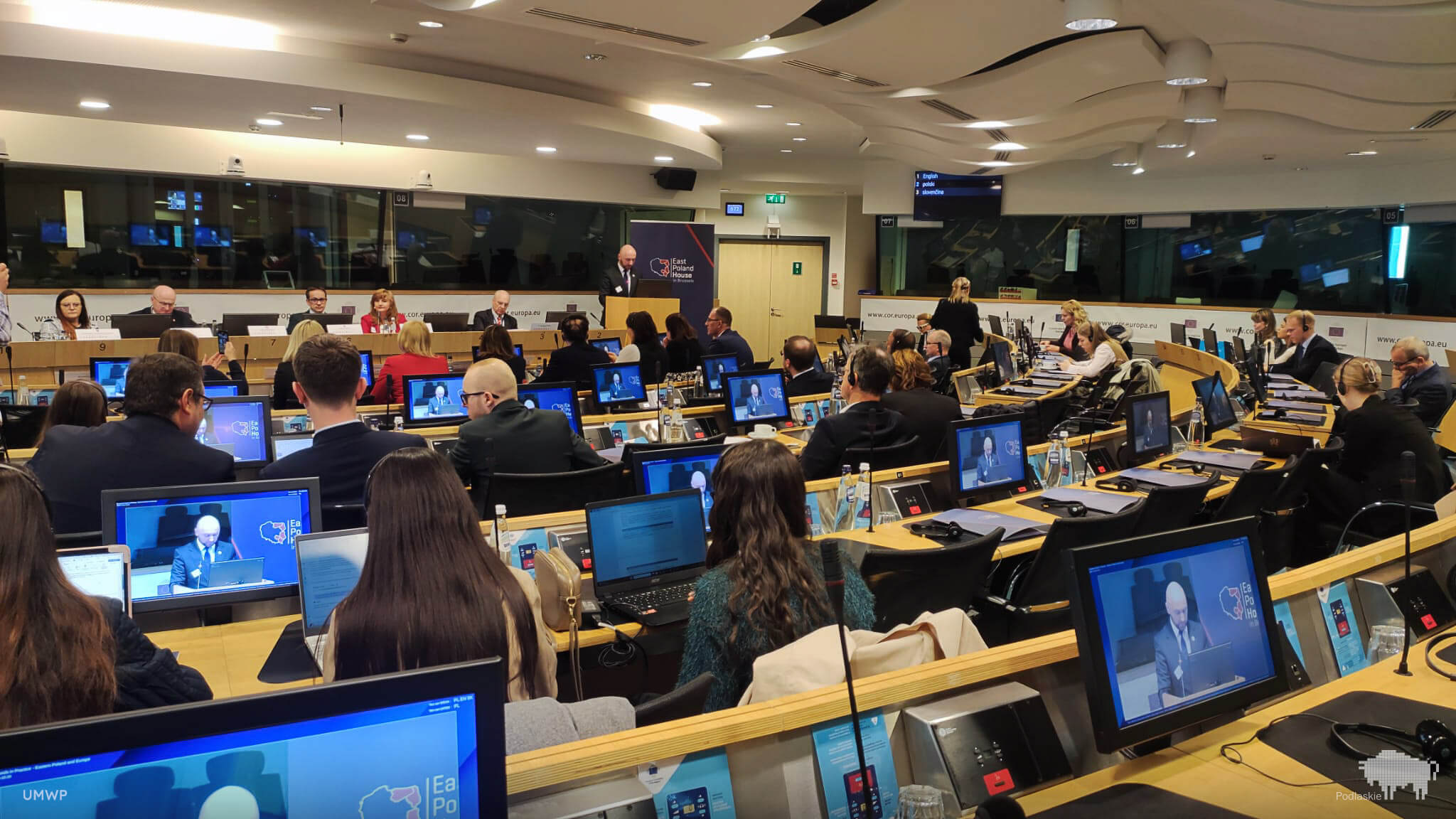 Marszałek Łukasz Prokorym zabiera głos podczas konferencji prasowej