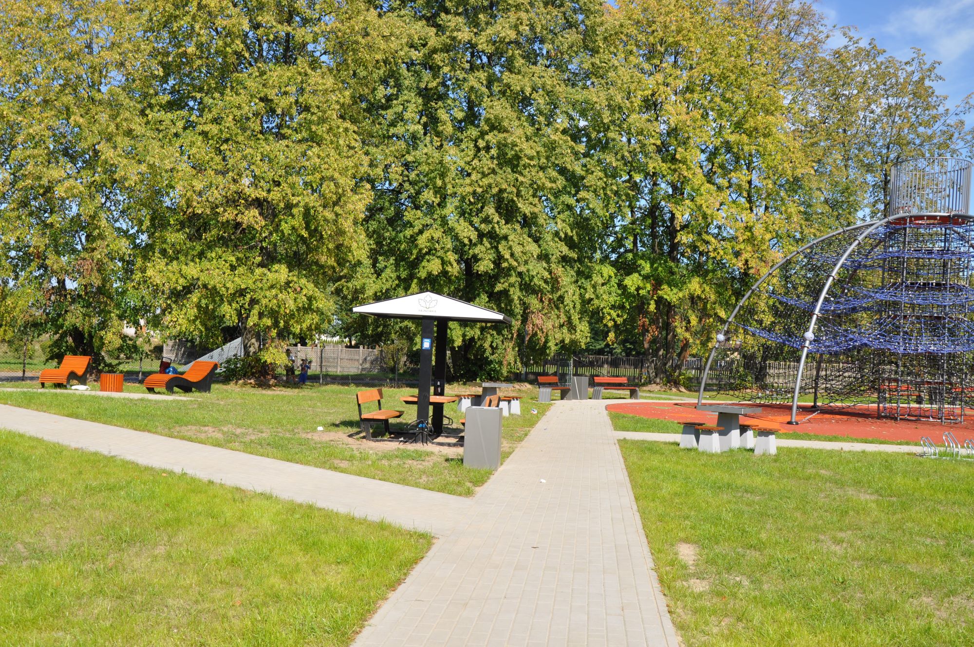 Urządzenia rekreacyjne i mała architektura na placu zabaw