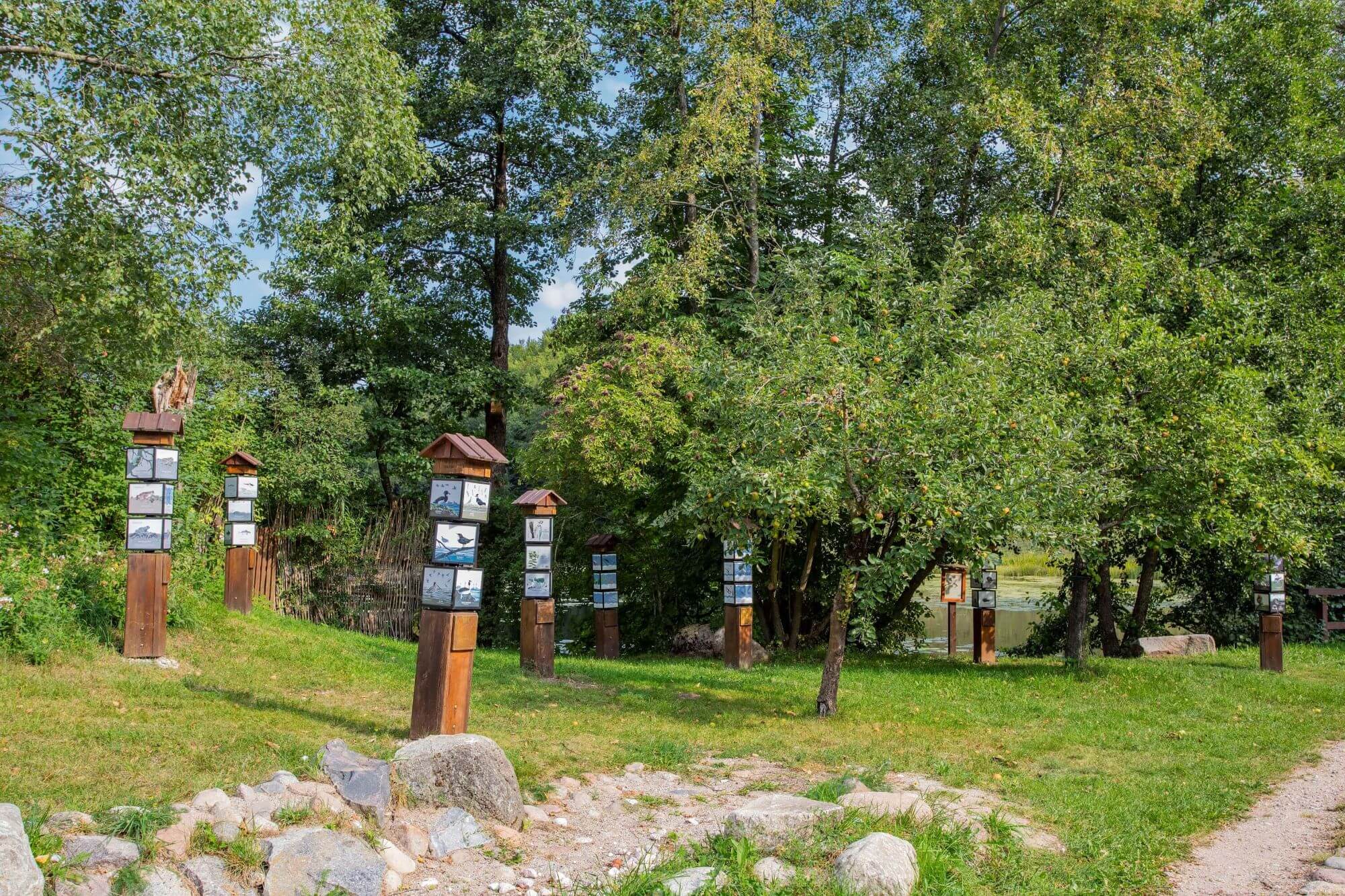 Totemy z grami edukacyjnymi