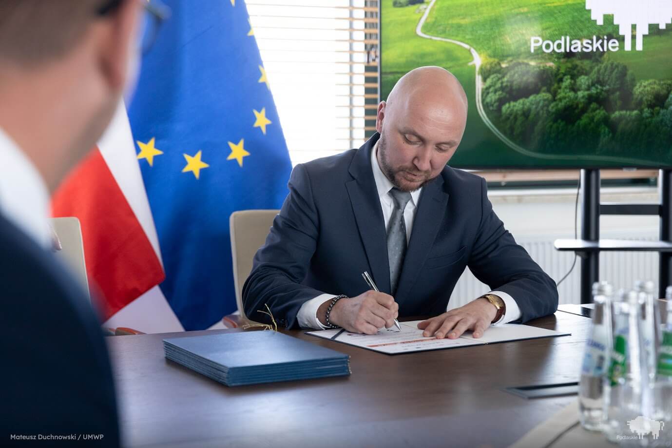 Marszałek Łukasz Prokorym podpisuje dokument