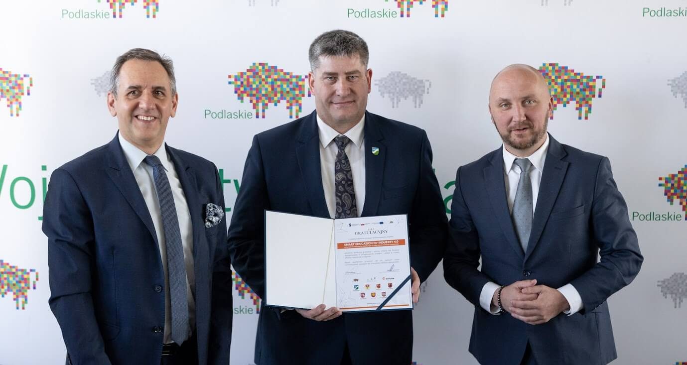 Grupa osób pozuje do pamiątkowego zdjęcia