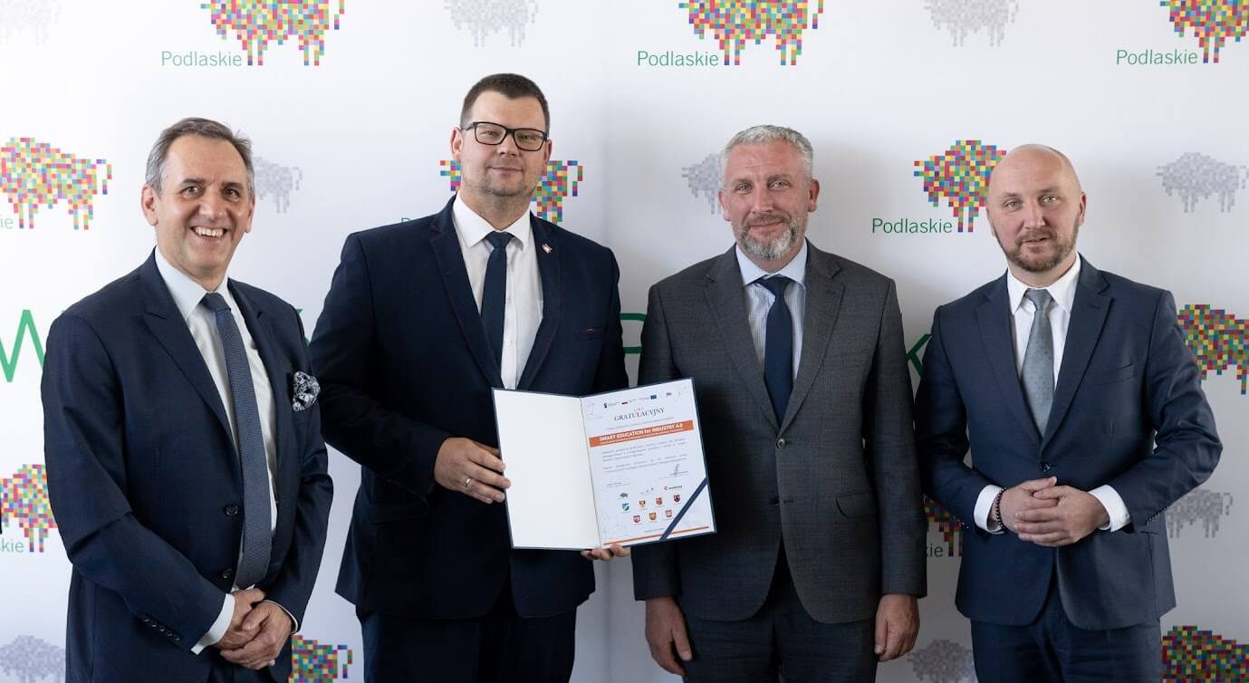 Grupa osób pozuje do pamiątkowego zdjęcia