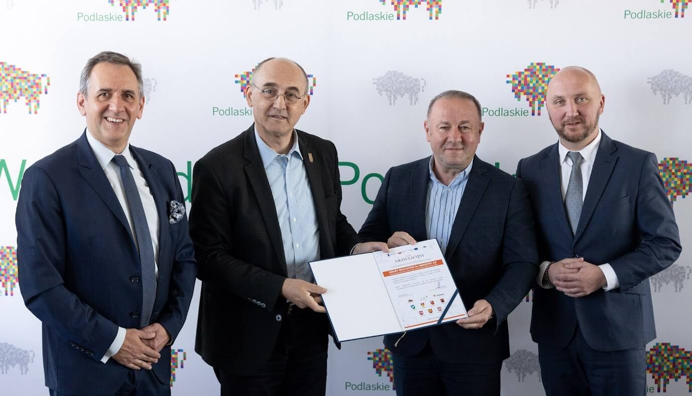 Grupa osób pozuje do pamiątkowego zdjęcia