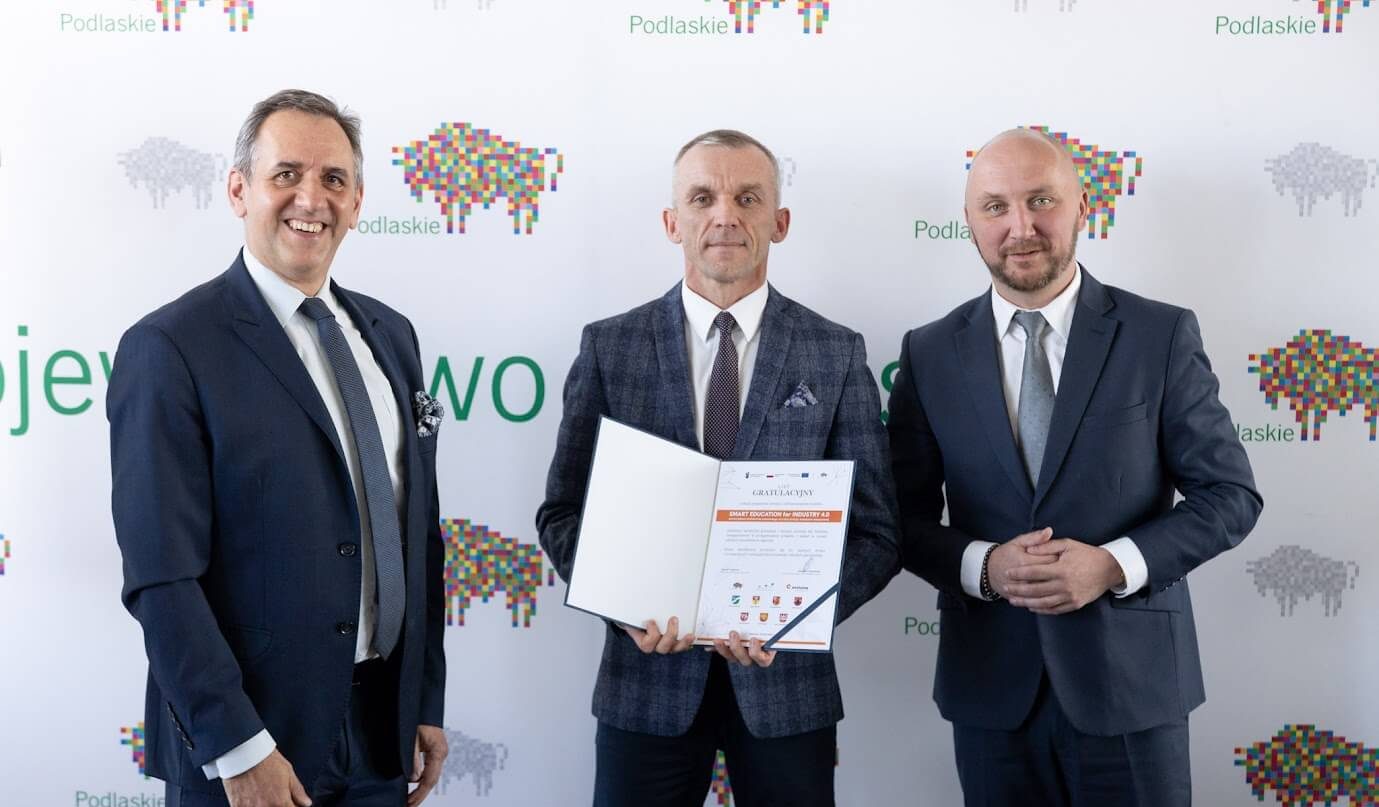 Grupa osób pozuje do pamiątkowego zdjęcia