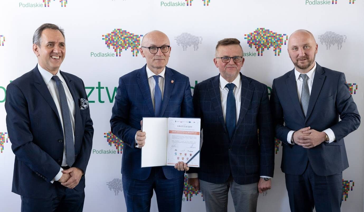 Grupa osób pozuje do pamiątkowego zdjęcia