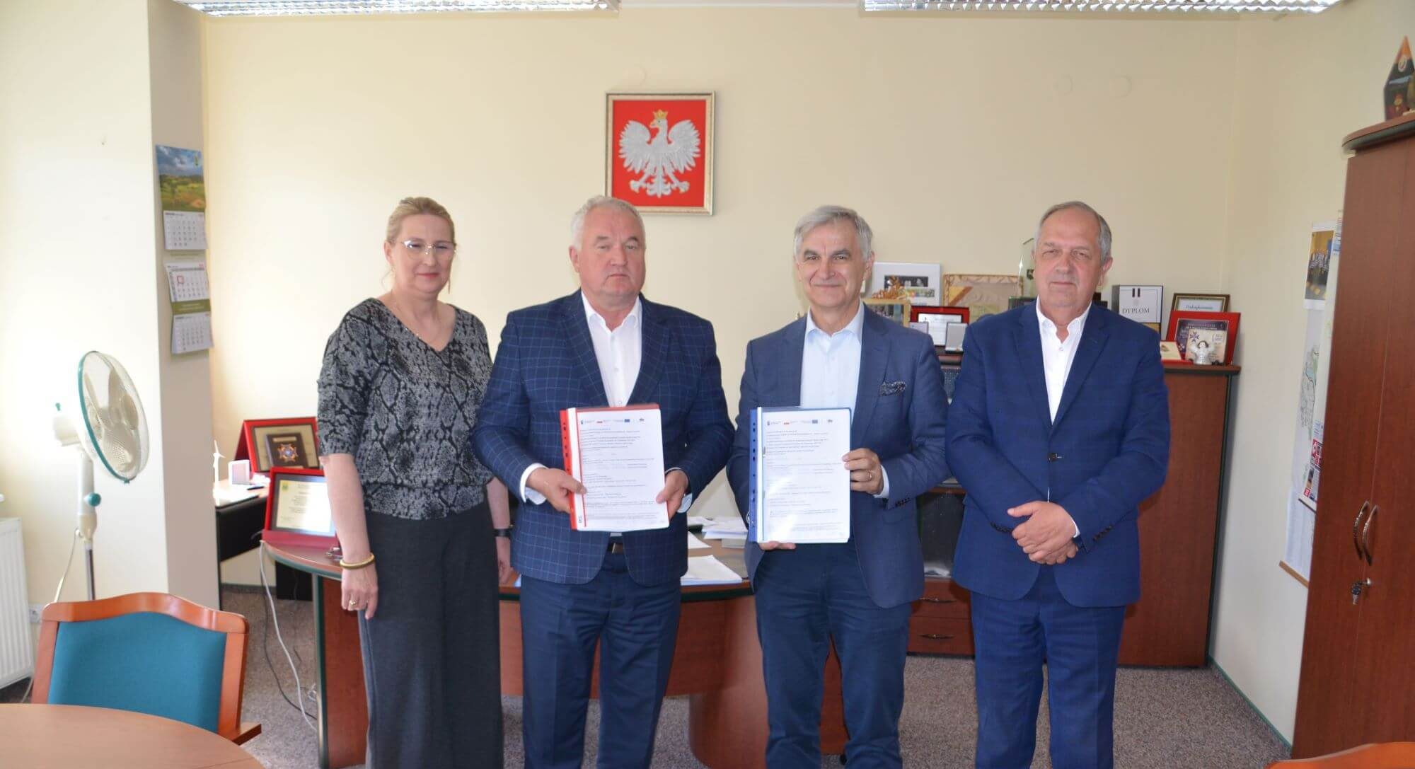 Sygnatariusze umowy pozują do pamiątkowego zdjęcia