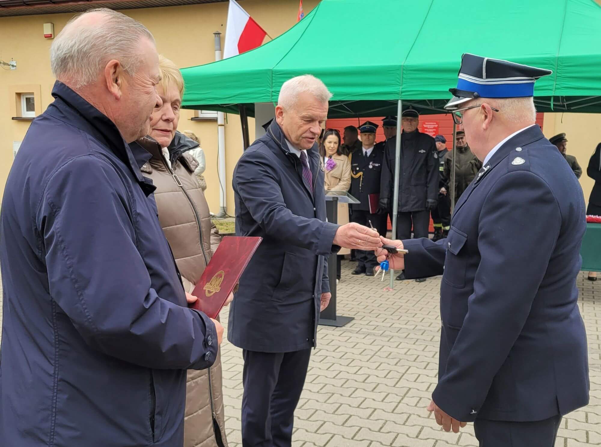 Przekazanie kluczy do nowego wozu strażackiego