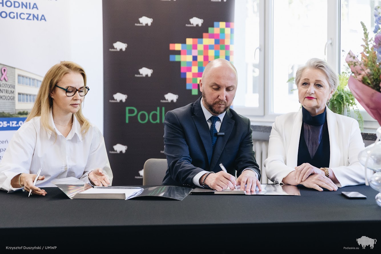 Marszałek Łukasz Prokorym podpisuje dokument