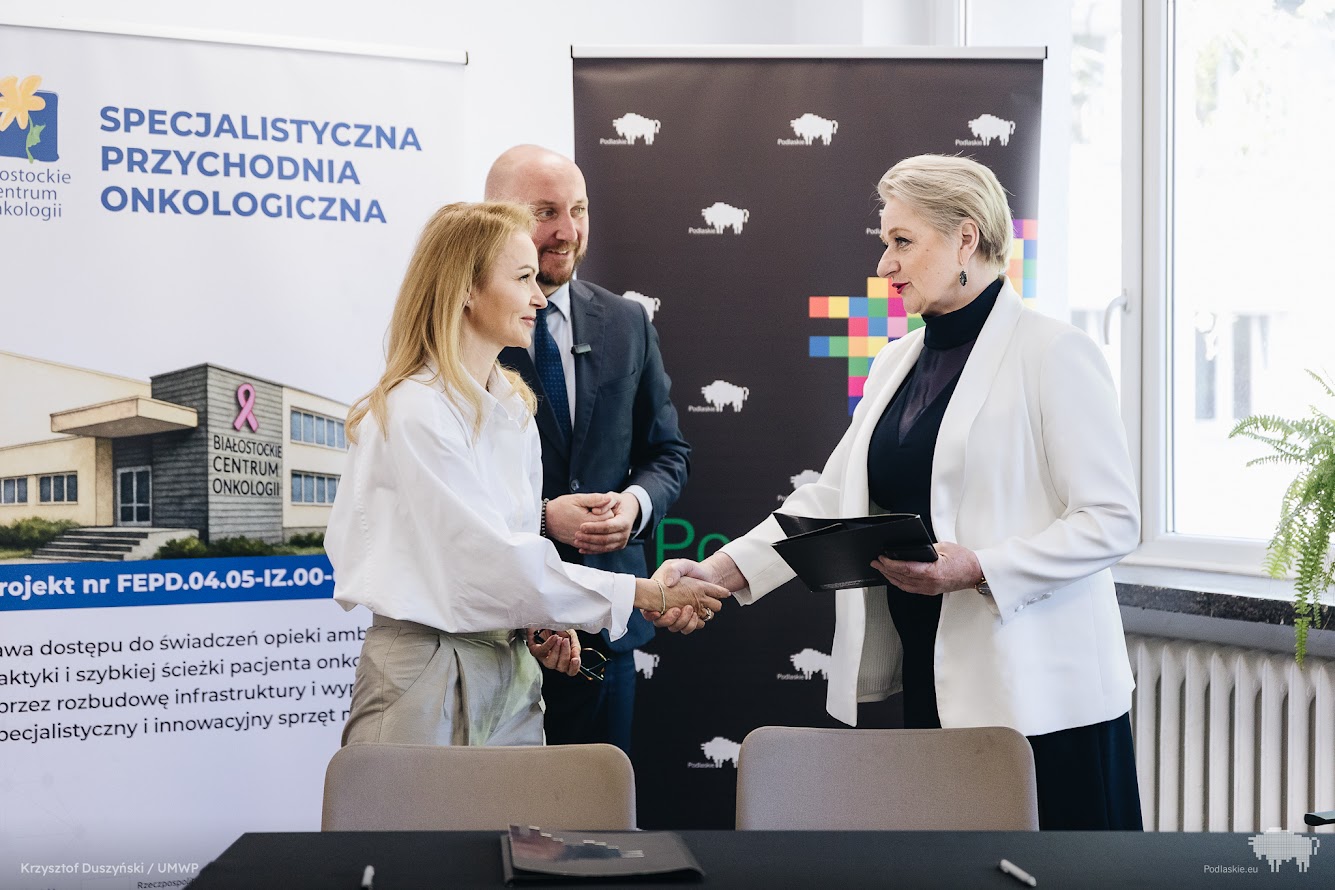 Wicemarszałek Wiesława Burnos gratuluje Dyrektor BCO Magdalenie Borkowskiej