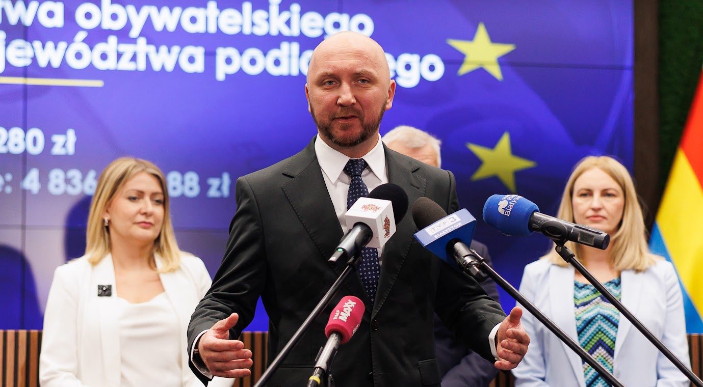 Marszałek Łukasz Prokorym zabiera głos podczas konferencji
