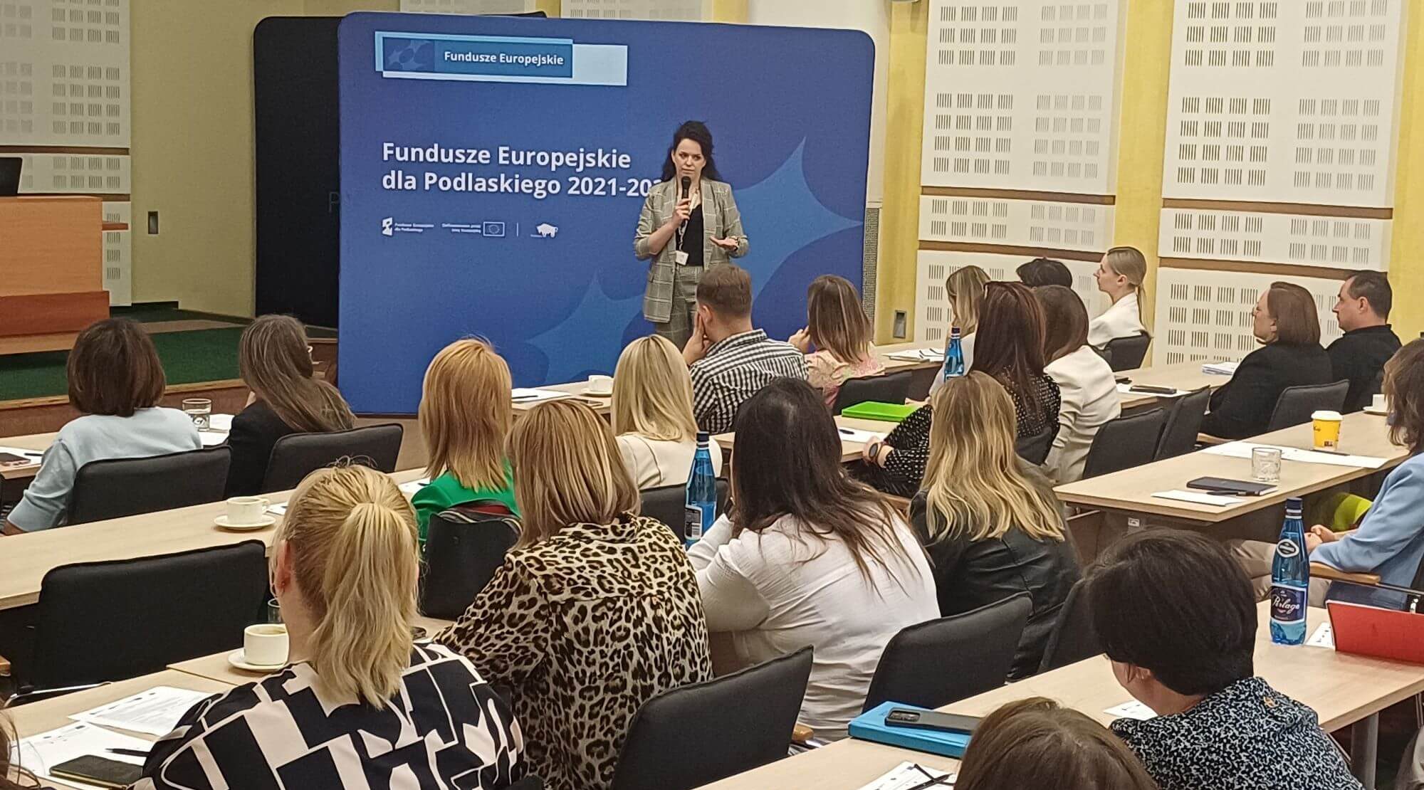 Uczestnicy szkolenia siedzą na sali konferencyjnej