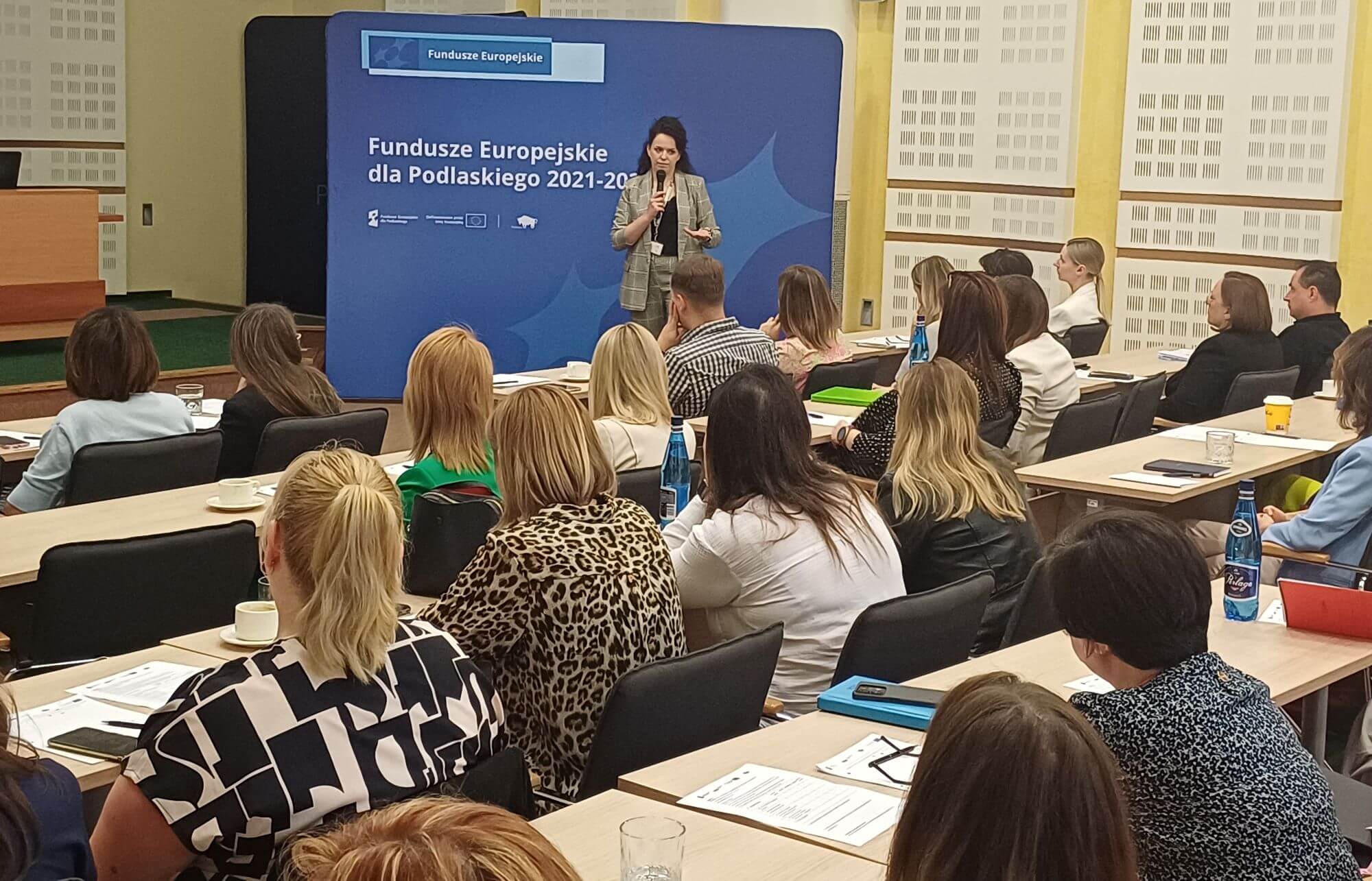 Uczestnicy szkolenia siedzą na sali konferencyjnej