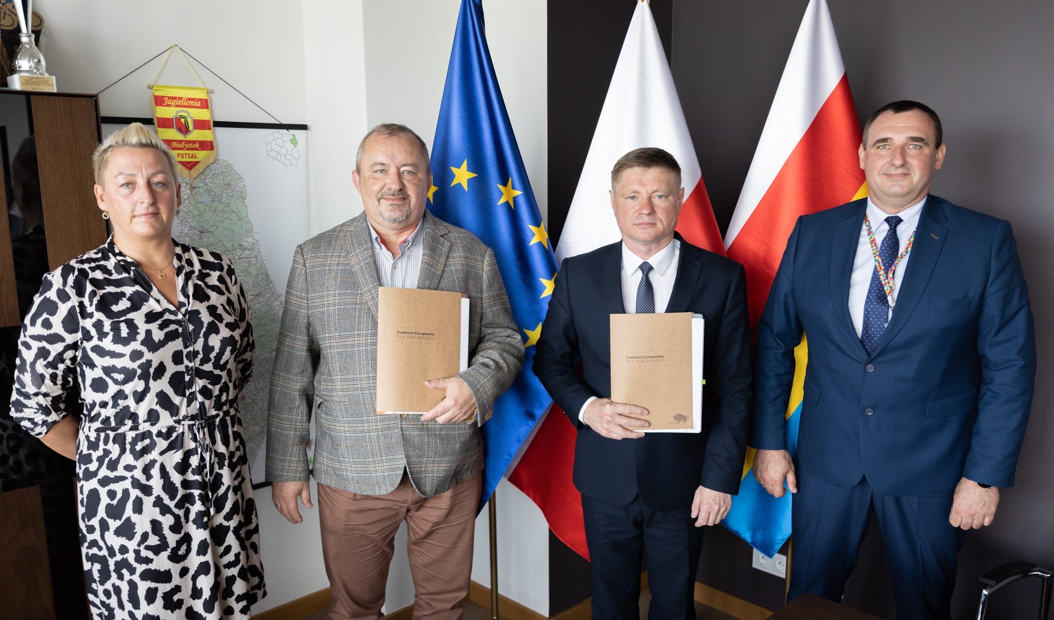 Sygnatariusze umowy pozują do pamiątkowego zdjęcia